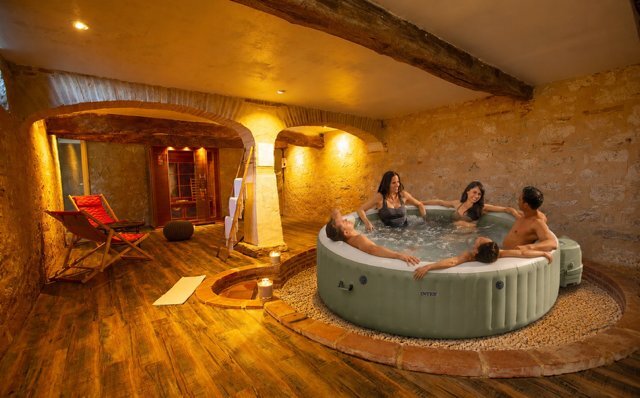 jacuzzi interieur dans gite